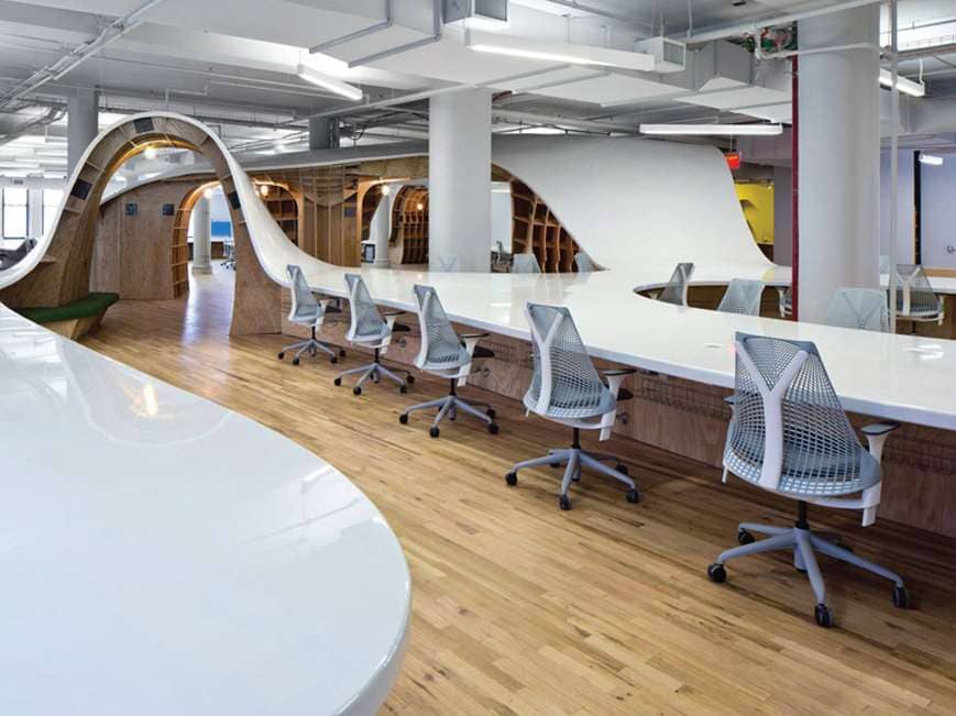一张很长的办公桌体现了公司开放、创新、探索的文化理念